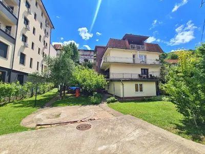 an empty street in front of a building at Maja V Apartmani Sokobanja in Soko Banja