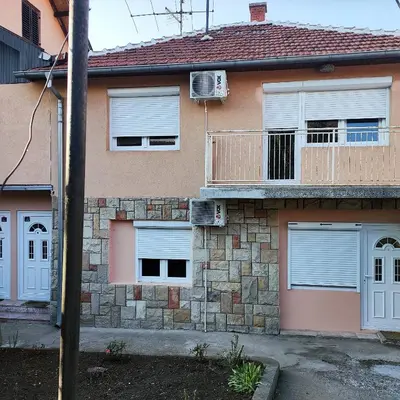 a house with a balcony and a balcony at Apartman Bagdala in Kruševac