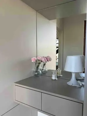 a table with a lamp and flowers in a room at Royal King Villa 2 in Vrnjačka Banja
