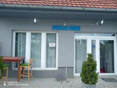 a sign on the side of a building at Apartman predah Vranje FREE PARKING U SKLOPU JEDINICE in Vranje