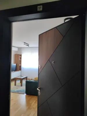 a door in a room with a living room at Apartman Marla Vrnjacka Banja in Vrnjačka Banja