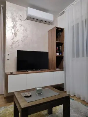 a living room with a tv and a coffee table at Apartman Marla Vrnjacka Banja in Vrnjačka Banja