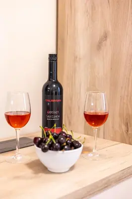two glasses of wine and a bowl of grapes at Apartmani Monero in Vrnjačka Banja