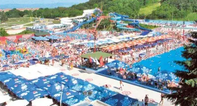 a large crowd of people at a swimming pool at leoben in Jagodina