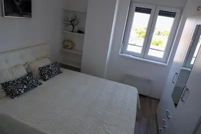 a small bedroom with a bed and a window at Vamos a la playa in Jagodina