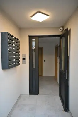 a hallway of a building with a door open at Apartman Vera 8 VRNJAČKA BANJA in Vrnjačka Banja