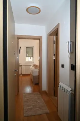 a hallway with a door leading to a bedroom at Apartman Lokica S Vrnjačka Banja in Vrnjačka Banja