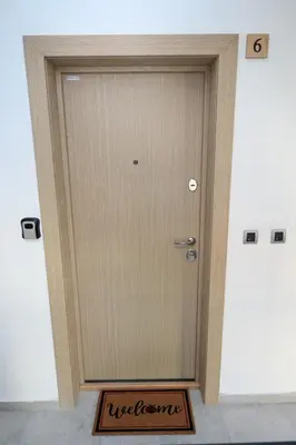 a wooden door with a welcome sign in front of it at Apartman Lokica S Vrnjačka Banja in Vrnjačka Banja