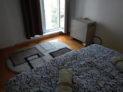 a bedroom with a bed and a window at DeFakto in Vrnjačka Banja