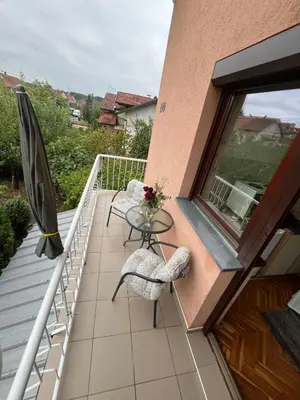 a balcony with a table and chairs on a balcony at Apartman Sanja 3 in Vrnjačka Banja