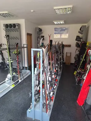 a room with a bunch of skis on display at Apartman 22, Brzeće Centar in Mramor