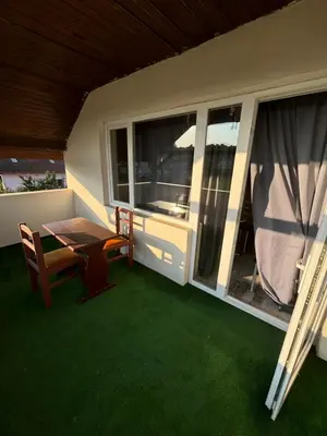 a balcony with a table and chairs and a window at Apartmani Andjeo in Kraljevo