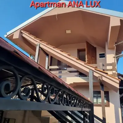 Ana LUX