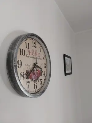 a clock on a wall on a white wall at Slatki Snovi - Novi apartman u centru Vranja in Vranje