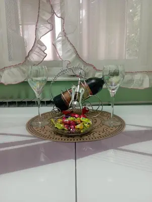 two wine glasses and a bowl of fruit on a table at Apartman Icić in Pirot