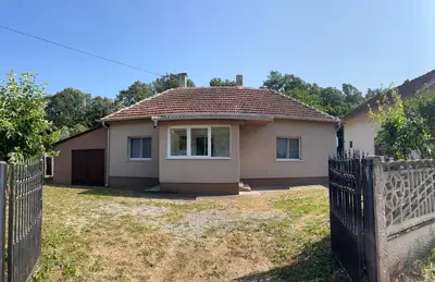 a house with a fence in front of it at Krupajska bajka in Krepoljin