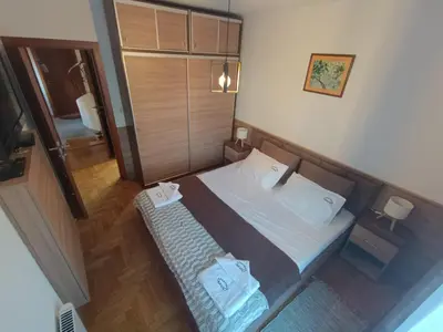 an overhead view of a bedroom with a bed at Apartman Savić Solaris in Vrnjci