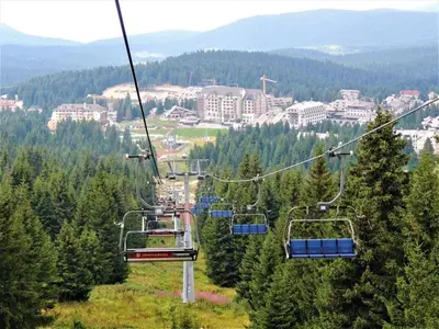 a gondola ride on a ski lift in the mountains at Emili N90a in Cajetina