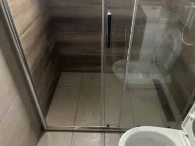 a shower in a bathroom with a toilet at Apartman Raj in Vrnjci