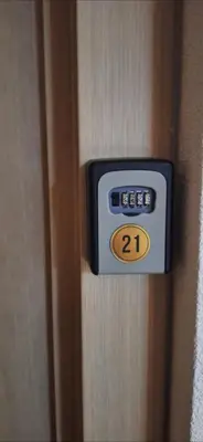 a clock on a door with the number on it at Vila Zvončica, apartman Puzović 21 in Kopaonik