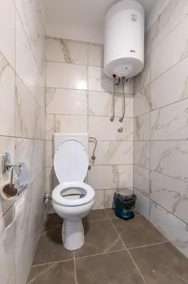 a bathroom with a toilet and a water tank at Aleks apartmani in Knjazevac.