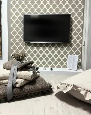a flat screen tv hanging on a wall at VERA apartman in Zaječar
