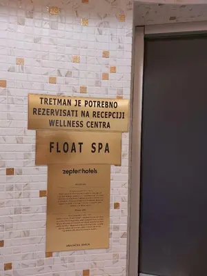 a sign on a wall next to a door at Zepterme Apartman 605 Premium in Vrnjačka Banja