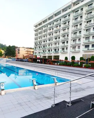 an empty swimming pool in front of a building at Jagodina apartman MM AKVA PARK free garaža in Jagodina