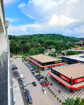 an overhead view of a parking lot with cars parked at Jagodina apartman MM AKVA PARK free garaža in Jagodina