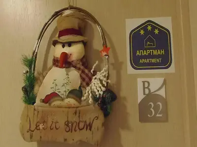 a christmas decoration of a snowman in a basket at Visnja Apartment in Kopaonik
