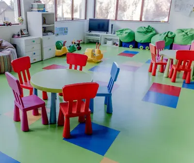a classroom with a table and chairs in a room at Apartman Kopaonik u Kraljevim Čardacima in Kopaonik