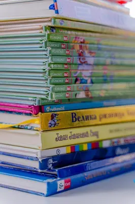 a stack of books stacked on top of each other at Apartman Kopaonik u Kraljevim Čardacima in Kopaonik
