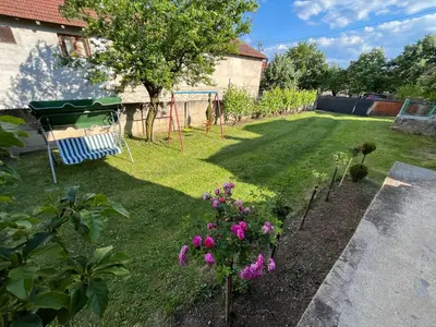 a garden with purple flowers in a yard at Domacinstvo Markovic in Prekopčelica