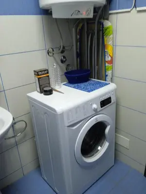 a washing machine in a bathroom with a sink at apartman Studenička in Vrnjačka Banja