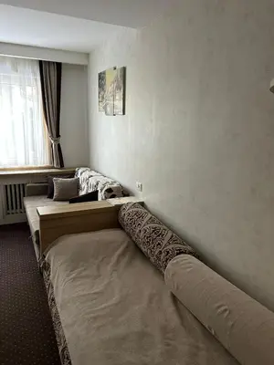 two beds are lined up in a room at KONACI Ana Apartman in Kopaonik