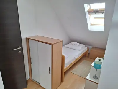 a small room with a small bed and a mirror at Apartman R&M Kraljevi čardaci in Kopaonik