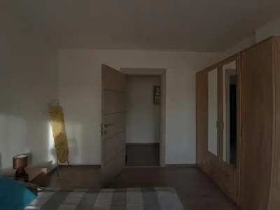 an empty room with a closet and a door at La pera Kruševac in Kruševac