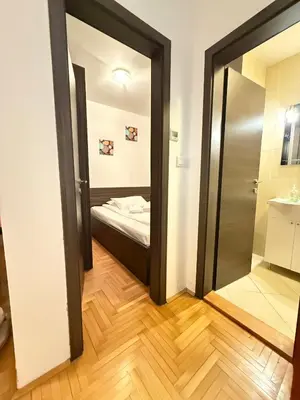a bathroom with a door leading to a bedroom with a bed at Apartman Filipovic - Kraljevi Cardaci - Kopaonik in Kopaonik