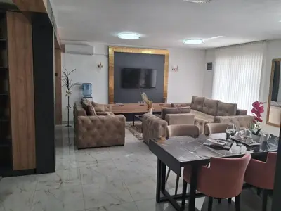 a living room with a couch and a table at Dina lux apartman 2 in Jagodina
