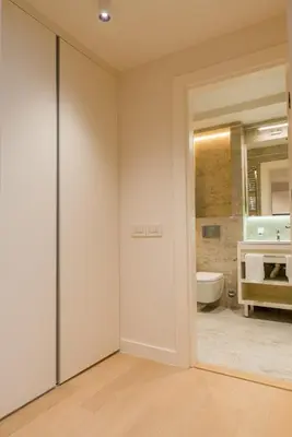 a bathroom with a sliding door leading to a toilet at Apartman Mimi Zepterme Vrnjačka Banja in Vrnjačka Banja