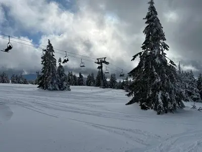 a ski lift with snow covered trees on a ski slope at Kraljevi Čardaci apartman Lux 10 in Kopaonik