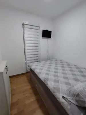 a bedroom with a bed and a window at Apartman Peca in Vrnjci