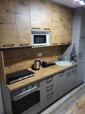 a kitchen with a sink and a microwave at Apartman Ogledalce, 51m2, potpuno opremljeno, Kruševac Smeštaj in Kruševac