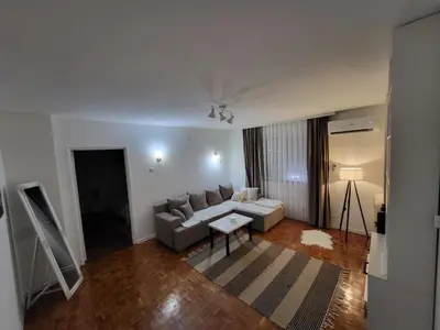 a living room with a couch and a table at Apartman Ogledalce, 51m2, potpuno opremljeno, Kruševac Smeštaj in Kruševac