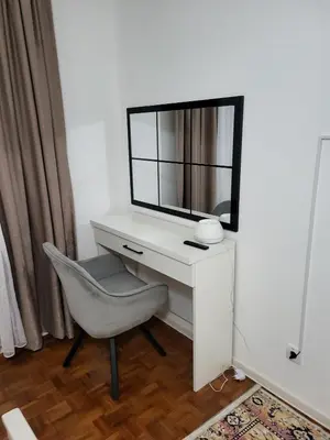 a white desk with a mirror and a chair at Apartman Ogledalce, 51m2, potpuno opremljeno, Kruševac Smeštaj in Kruševac