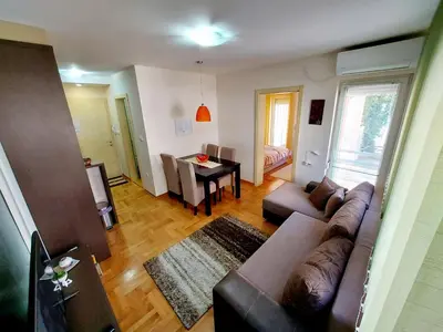 a living room with a couch and a table at Apartman Maslačak Vrnjačka Banja in Vrnjačka Banja
