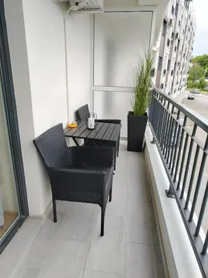 a balcony with a table and chairs on a balcony at Apartman Mina - Vrnjačka Banja in Vrnjačka Banja
