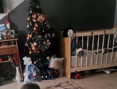 a christmas tree in a room next to a crib at Zorana in Niš