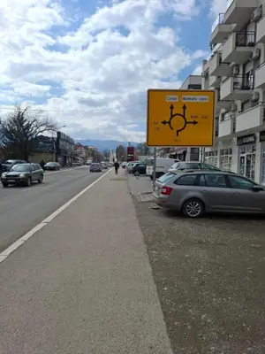 a yellow street sign on the side of a road at Apartman STAR Vrnjačka Banja in Vrnjci