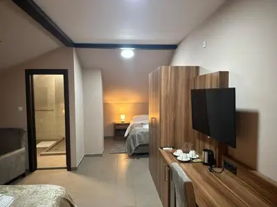 a room with a bed and a television on a counter at JP Motel Mali Pariz in Bor